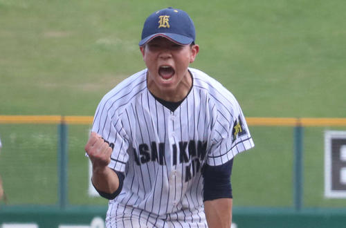 留萌対旭川北　旭川北先発の伊東は最後の打者を空振り三振に仕留め雄たけびを上げる（撮影・浅水友輝）