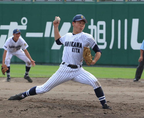 留萌対旭川北　3安打15奪三振完封で13年ぶりの道大会出場に導いた旭川北先発の伊東（撮影・浅水友輝）