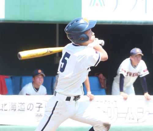 旭川東対旭川龍谷　2安打3打点と旭川龍谷打線をけん引した近嵐（撮影・浅水友輝）