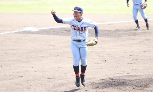 深川西対クラーク　3回深川西2死、三振に打ち取り飛んで跳ねて喜ぶクラークの浦崎（撮影・西塚祐司）