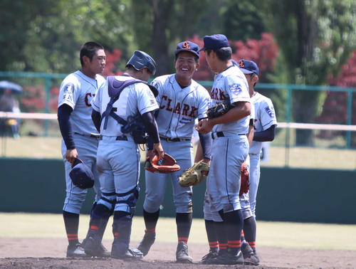 内野陣が集まったマウンドで笑顔を見せるクラークの浦崎（左から3人目）（撮影・西塚祐司）