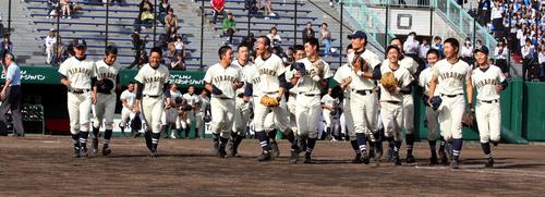 札幌平岡対江別　3季通じ初の道大会出場を決め喜ぶ札幌平岡の選手たち（撮影・永野高輔）