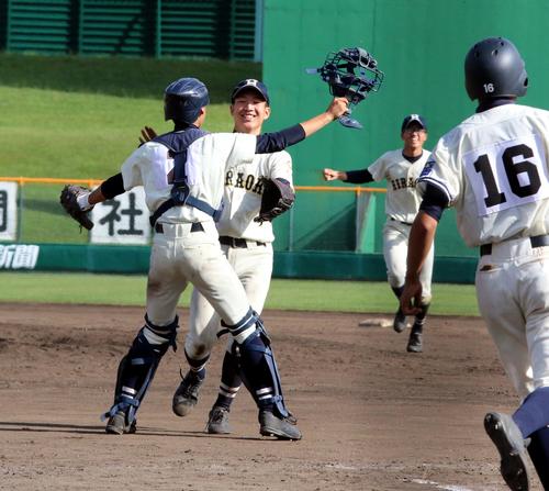 札幌平岡対江別　3季通じ初の道大会出場を決め大友捕手（左）と抱き合う札幌平岡の白浜投手（撮影・永野高輔）