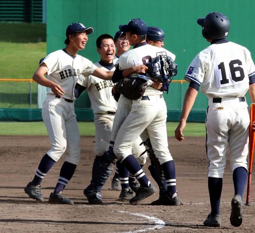 札幌平岡対江別　3季通じ初の道大会出場を決め喜ぶ札幌平岡の選手たち（撮影・永野高輔）