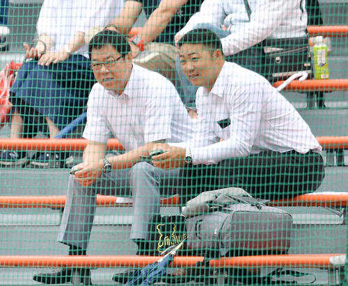 練習試合　大船渡対由利　大船渡・佐々木朗希の視察に訪れたオリックス福良GM（左）（撮影・横山健太）