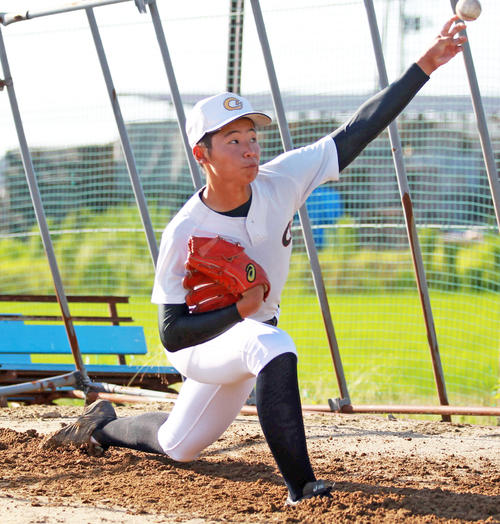 夏に向けて投げ込む長岡商の左腕エース目黒（撮影・涌井幹雄）