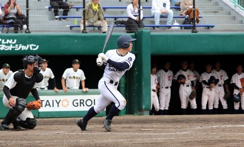 札幌第一対札幌日大　8回札幌第一2死一、三塁、宮野二塁手が勝ち越しの左前適時打を放つ（撮影・永野高輔）