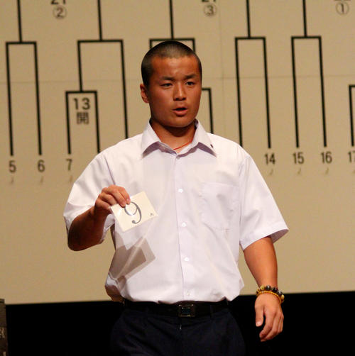 抽選番号を示す智弁学園・坂下主将（撮影・柏原誠）＝2019年7月1日、橿原文化会館