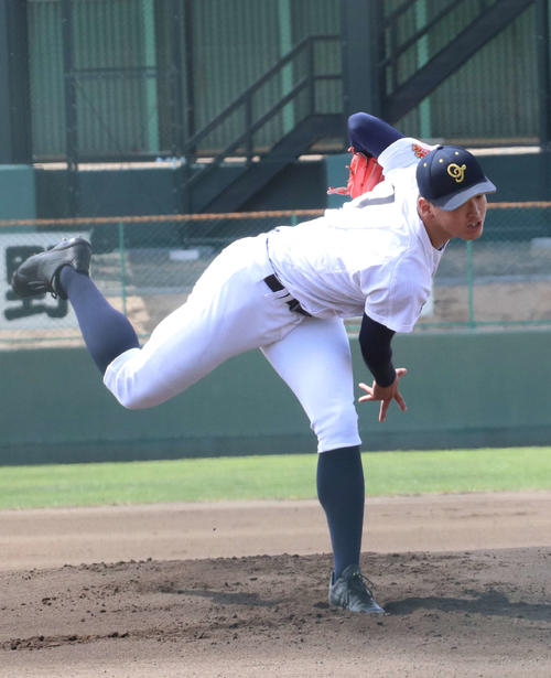 札幌あすかぜ対札幌大谷　4回を1安打無失点に抑えた札幌大谷先発の西原（撮影・浅水友輝）