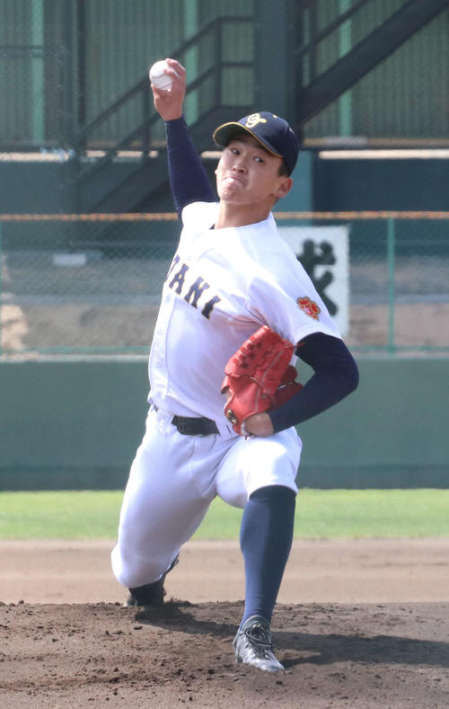 札幌あすかぜ対札幌大谷　4回を1安打無失点に抑えた札幌大谷先発の西原（撮影・浅水友輝）