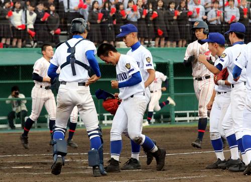 札幌龍谷学園対北海道科学大高　完封勝利をおさめた直後、右手を握り締め号泣する札幌龍谷学園のエース山田泰（中央）（撮影・永野高輔）