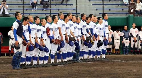 札幌龍谷学園対北海道科学大高　号泣しながら校歌を歌う札幌龍谷学園のエース山田泰（左から2人目）（撮影・永野高輔）