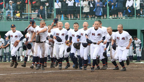 札幌丘珠対札幌創成　2年連続の南大会出場を決めた札幌創成ナインは笑顔であいさつに向かう（撮影・浅水友輝）