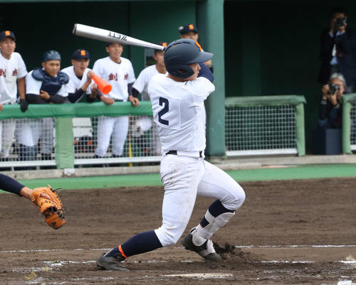 札幌丘珠対札幌創成　6回裏札幌創成1死一、二塁、決勝の左前適時打を放つ大川（撮影・浅水友輝）