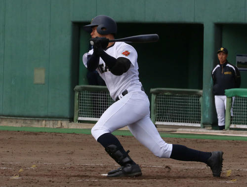 札幌あすかぜ対札幌大谷　3回裏札幌大谷2死満塁、左越え満塁本塁打を放つ石鳥（撮影・浅水友輝）