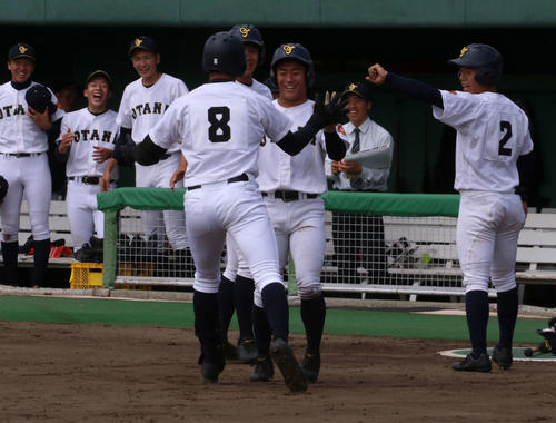 札幌あすかぜ対札幌大谷　3回裏札幌大谷2死満塁、石鳥（手前）は左越え満塁本塁打を放ち、ナインに出迎えられる（撮影・浅水友輝）