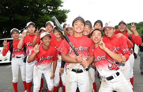 笑顔でバットを構える高橋主将と由利ナイン