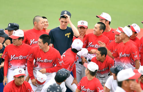 6月30日、練習試合後に大船渡・佐々木（後列中央）を囲んで記念撮影する由利ナイン