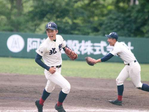 双葉対北照　9回双葉2死満塁、最後の打者を打ち取りほえる北照の桃枝（左）（撮影・西塚祐司）