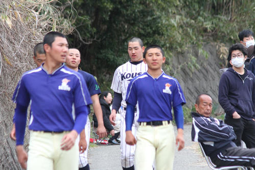 3月、奥川（左）ら星稜投手陣と一緒に走り込みをする光泉・吉田（奥）。右端は星稜・山下総監督