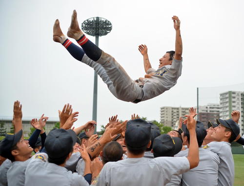仲間から胴上げされる仙台育英・渡辺マネジャー