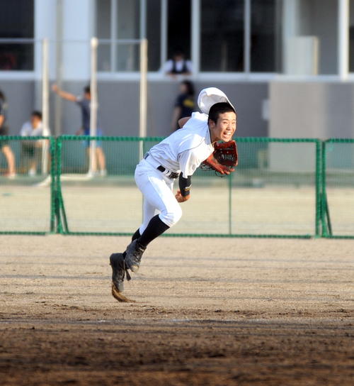 中堅から本塁へ正確な送球を見せる瀧本