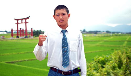 美しい田園風景、雄大な羽黒大鳥居を背に、2年連続の甲子園出場を誓う羽黒・篠田（撮影・鎌田直秀）