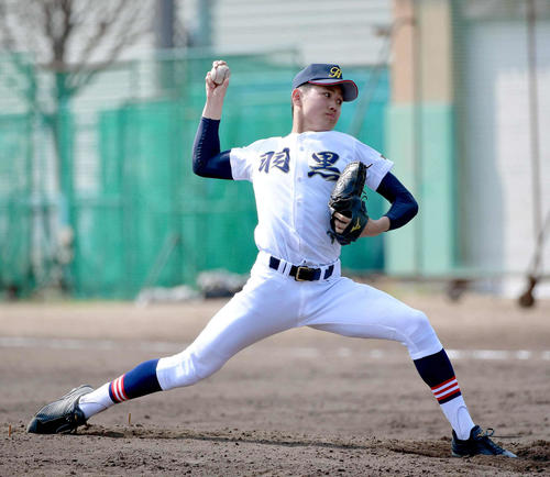4月　U－18高校日本代表合宿に参加。シート打撃に登板する羽黒・篠田