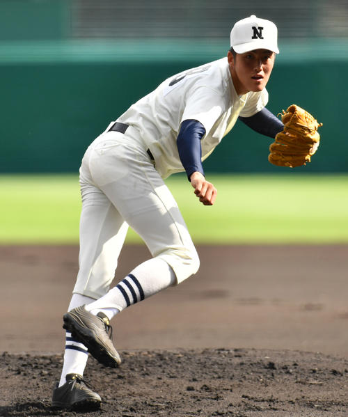 18年8月、全国高校野球の龍谷大平安戦で力投する日大三・広沢