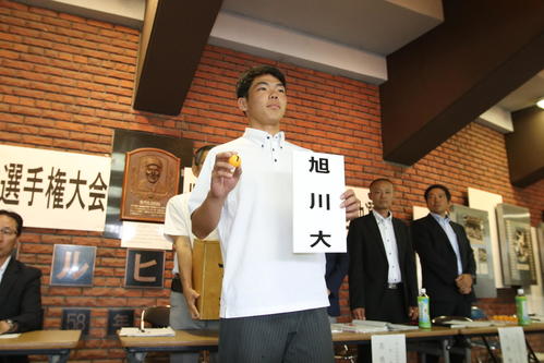 抽選に臨んだ旭川大高の持丸主将（撮影・西塚祐司）
