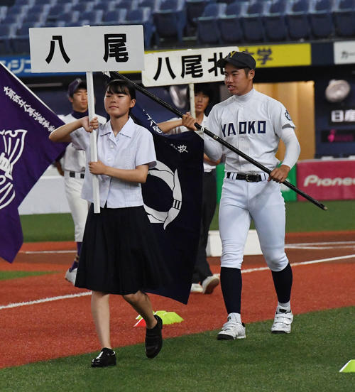 高校野球大阪大会予行で行進する八尾の西浦謙太主将（撮影・奥田泰也）