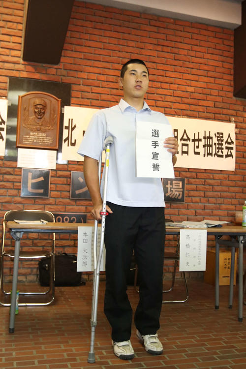 松葉杖で抽選を行った旭川龍谷の河野（撮影・西塚祐司）