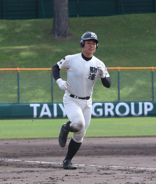 昨秋の北海道大会で本塁打を放ちダイヤモンドを回る竹中