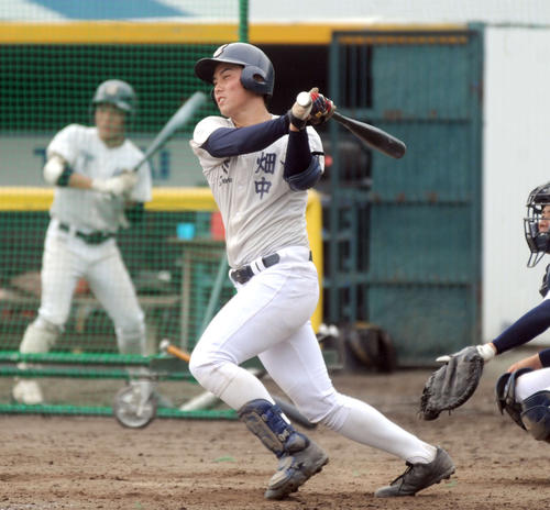 打撃練習で快音を響かせる東海大静岡翔洋の4番畑中