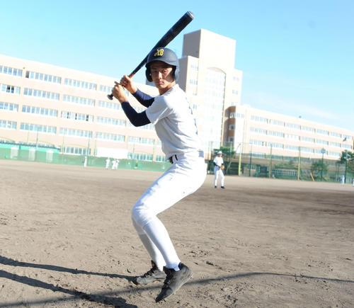打撃フォームをチェックする長坂