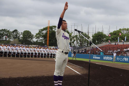 高校野球茨城大会開会式　宣誓する江戸川学園取手・飯塚主将（撮影・倉田祥太）