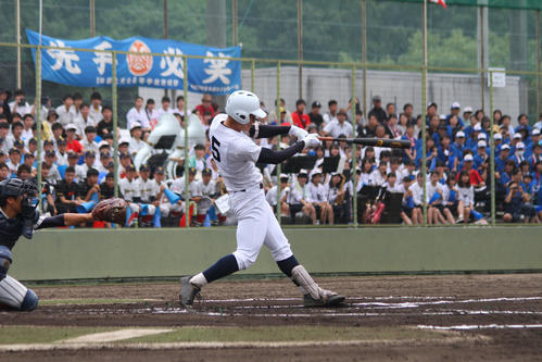 先制2ランを放つ東邦・石川（撮影・柏原誠）