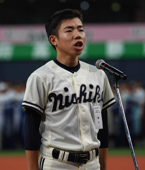 高校野球大阪大会開会式　高校野球大阪大会開会式で選手宣誓をする西高の島津柊兵主将（撮影・奥田泰也）
