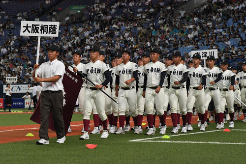 高校野球大阪大会開会式で行進する大阪桐蔭の選手（撮影・奥田泰也）