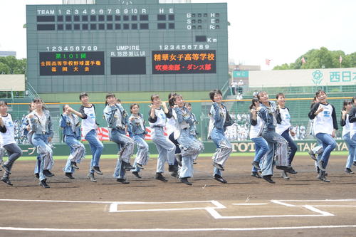 福岡大会開会式　精華女子高ダンス部が「即興」で華麗なダンスを披露した（撮影・浦田由紀夫）