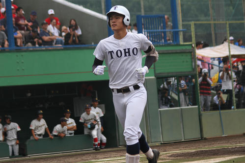 先制2ランを放ちベンチに戻る東邦・石川（撮影・柏原誠）