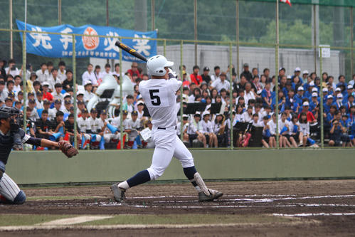 先制2ランを放つ東邦・石川（撮影・柏原誠）