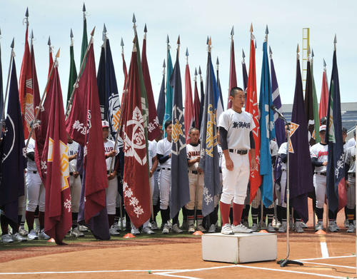 第101回　全国高校野球新潟大会開会式　開会式で選手宣誓をする新潟向陽・大滝和真主将（撮影・山岸章利）