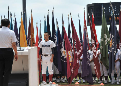 第101回　全国高校野球新潟大会開会式　開会式で選手宣誓をする新潟向陽・大滝主将（中央）（撮影・山岸章利）