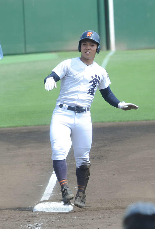 築上西対小倉東　4回裏小倉東1死満塁、左越えに走者一掃の三塁打を放った小路（撮影・浦田由紀夫）