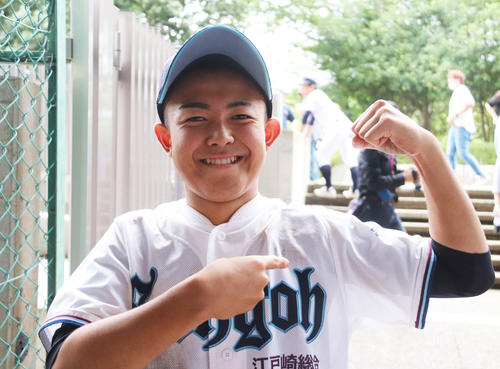 江戸崎総合・赤井は、昨年負傷した左肩を指さし笑顔を見せる（撮影・倉田祥太）