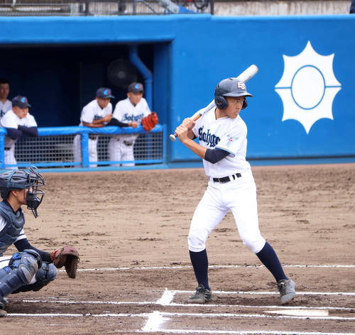 6回表1死江戸崎総合・赤井は、右前に安打を放つ（撮影・倉田祥太）