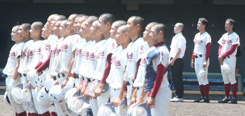 神埼対唐津工　夏の監督初勝利で校歌を聞く唐津工の副島監督（右端）（撮影・菊川光一）