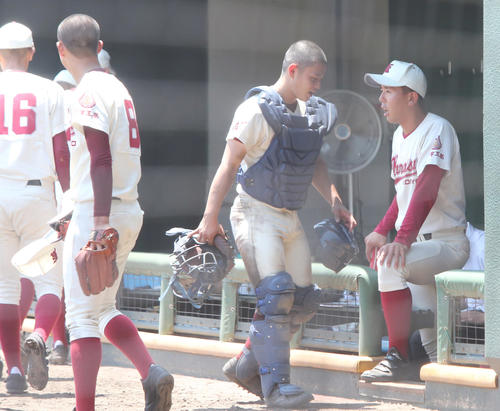 神埼対唐津工　初戦で指揮を執る唐津工の副島監督（右端）（撮影・菊川光一）