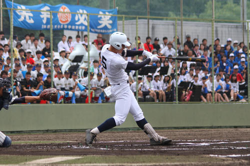 天白対東邦　1回裏東邦1死一塁、右中間に先制2点本塁打を放つ東邦・石川（撮影・柏原誠）